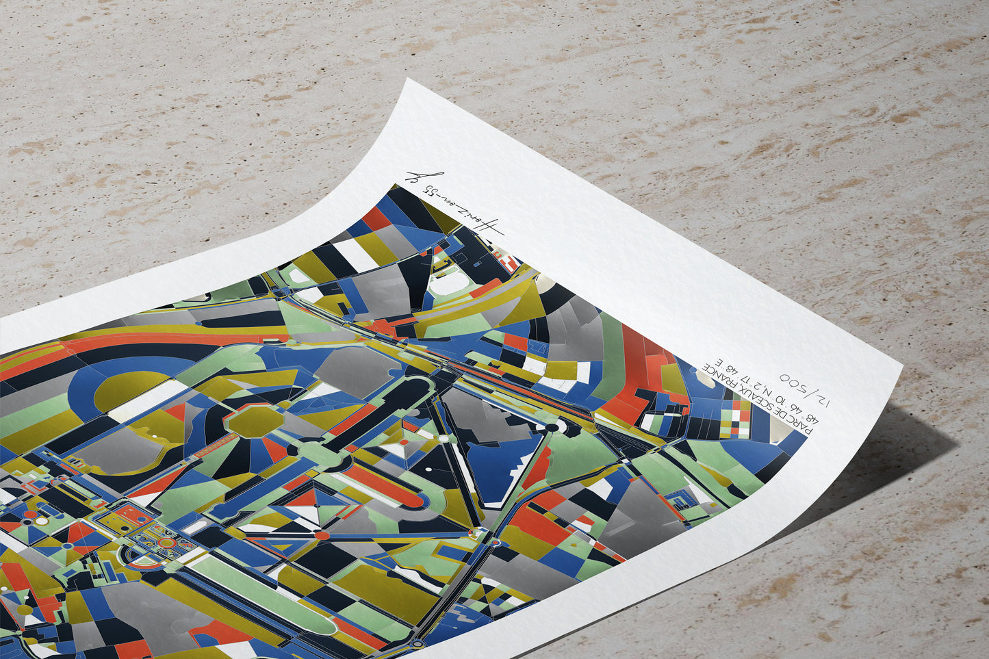 Détail d’une impression fine art du Parc de Sceaux aux motifs cartographiques abstraits multicolores, tirage limité numéroté, posé sur une surface en pierre naturelle.