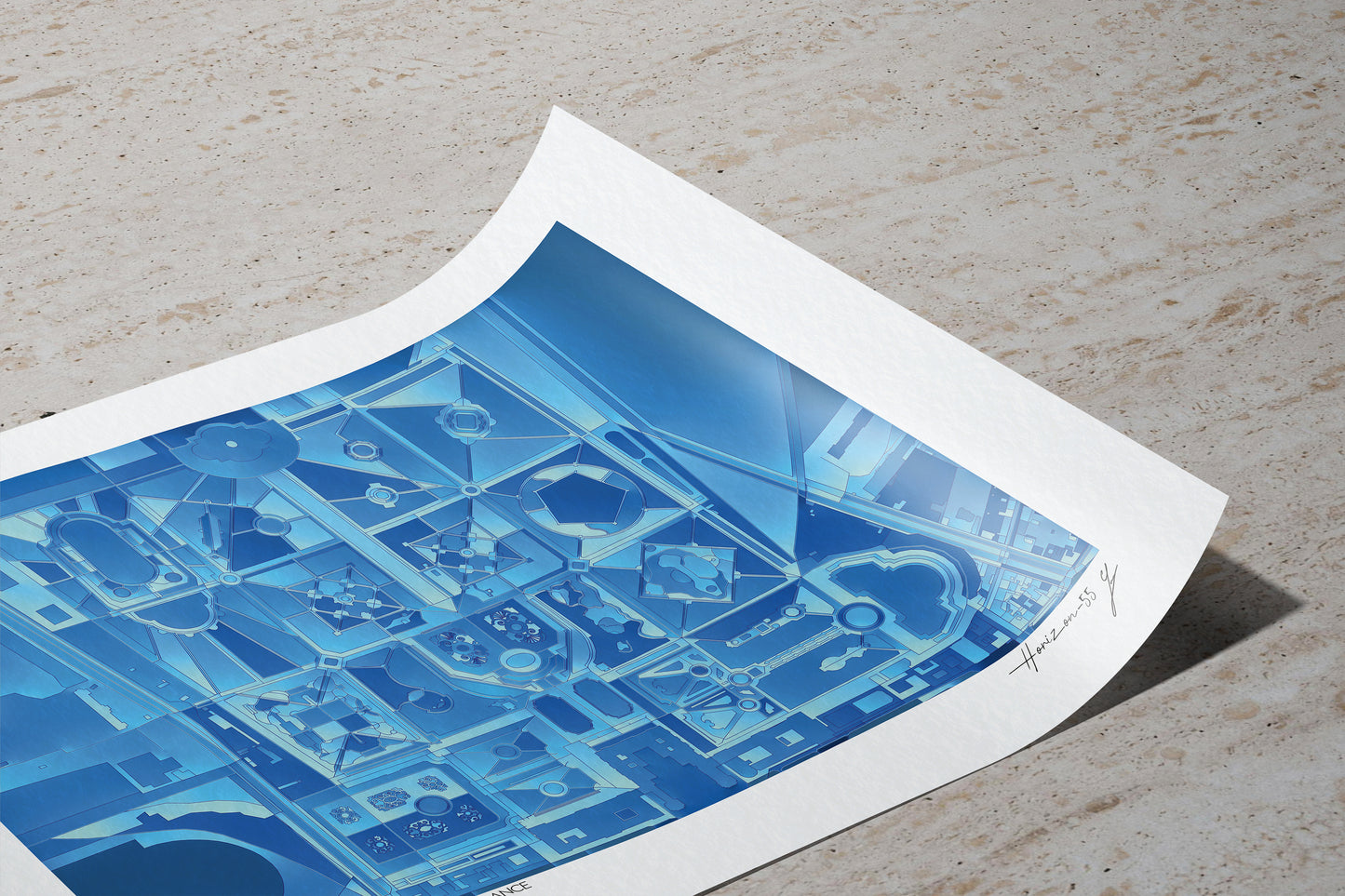 Gros plan sur un tirage d’art des Jardins du Château de Versailles, France, coin du papier légèrement relevé, dévoilant la texture du papier d’art et les nuances bleues de la carte abstraite.