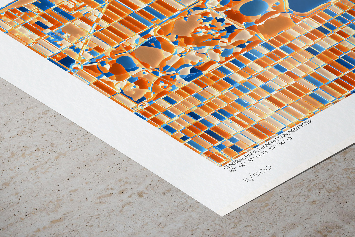 Détail du tirage d’art de Central Park à Manhattan, New York, montrant le bord du papier, le titre, les coordonnées GPS et la numérotation d’édition limitée x/500. Detail of the Central Park, Manhattan, New York fine art print showing the paper edge, title, GPS coordinates and limited edition numbering x/500.