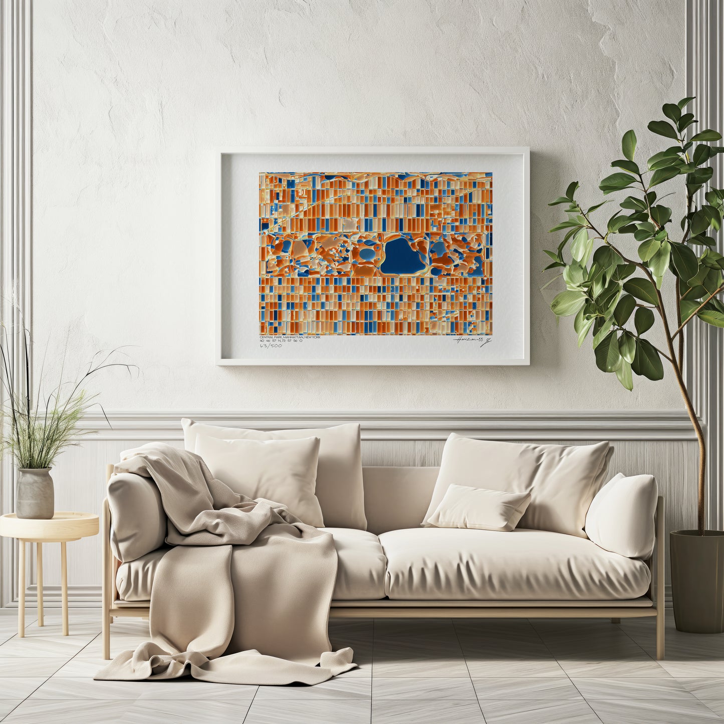 Affiche d’art cartographique abstrait de Central Park à Manhattan, New York, encadrée au-dessus d’un canapé beige dans un salon lumineux. Abstract fine art map print of Central Park, Manhattan, New York, framed above a beige sofa in a bright living room — limited edition by Horizon-55.