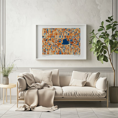 Affiche d’art cartographique abstrait de Central Park à Manhattan, New York, encadrée au-dessus d’un canapé beige dans un salon lumineux. Abstract fine art map print of Central Park, Manhattan, New York, framed above a beige sofa in a bright living room — limited edition by Horizon-55.