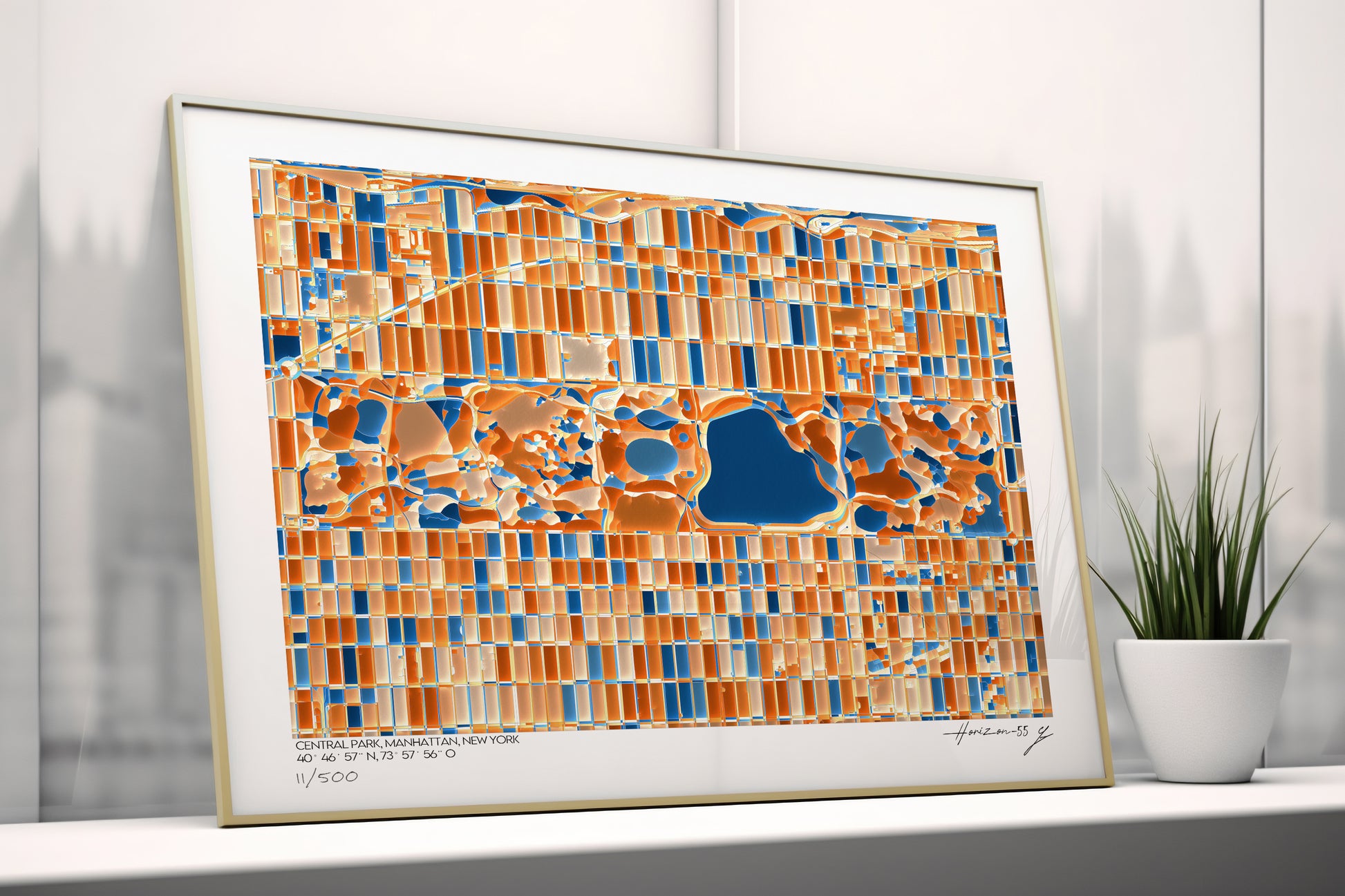 Tirage d’art de la carte abstraite de Central Park à Manhattan, New York, posé contre une fenêtre sur un rebord clair, à côté d’une petite plante. Abstract cartographic art print of Central Park, Manhattan, New York, leaning against a window on a light sill next to a small plant.