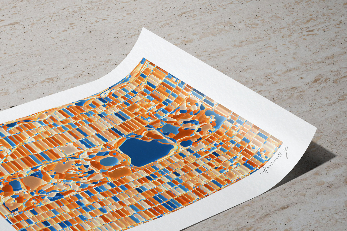 Gros plan du tirage d’art de Central Park à Manhattan, New York, coin du papier délicatement relevé, montrant la texture du papier d’art et la signature manuscrite Horizon-55. Close-up of the Central Park, Manhattan, New York fine art print with a gently curled corner, revealing the textured art paper and Horizon-55 handwritten signature.