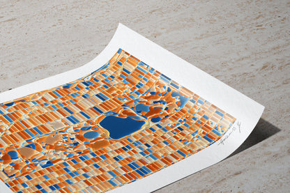 Gros plan du tirage d’art de Central Park à Manhattan, New York, coin du papier délicatement relevé, montrant la texture du papier d’art et la signature manuscrite Horizon-55. Close-up of the Central Park, Manhattan, New York fine art print with a gently curled corner, revealing the textured art paper and Horizon-55 handwritten signature.