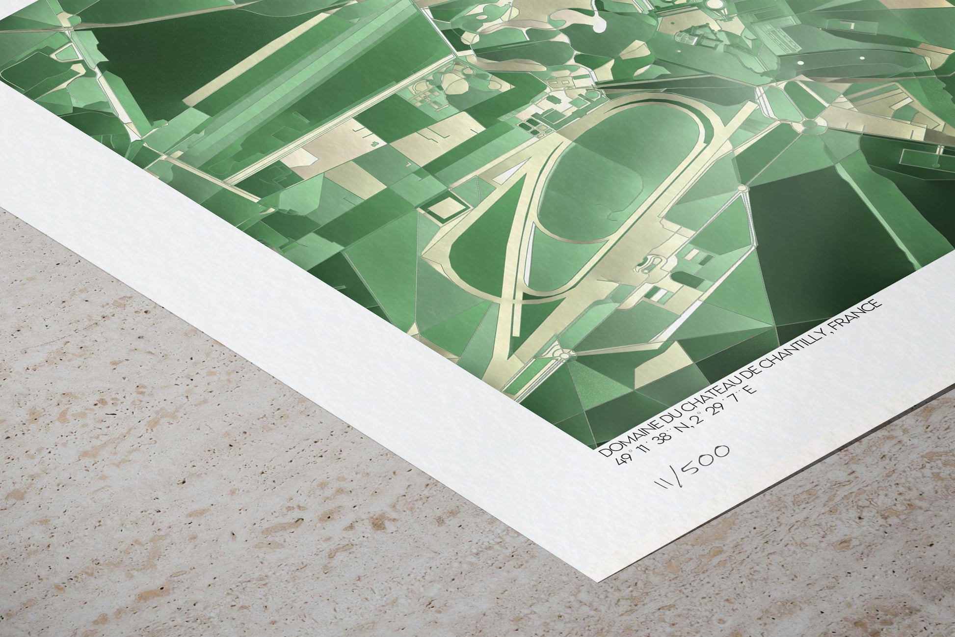 Détail du tirage d’art du Domaine du Château de Chantilly, France, montrant la mention des coordonnées géographiques et la numérotation en édition limitée.