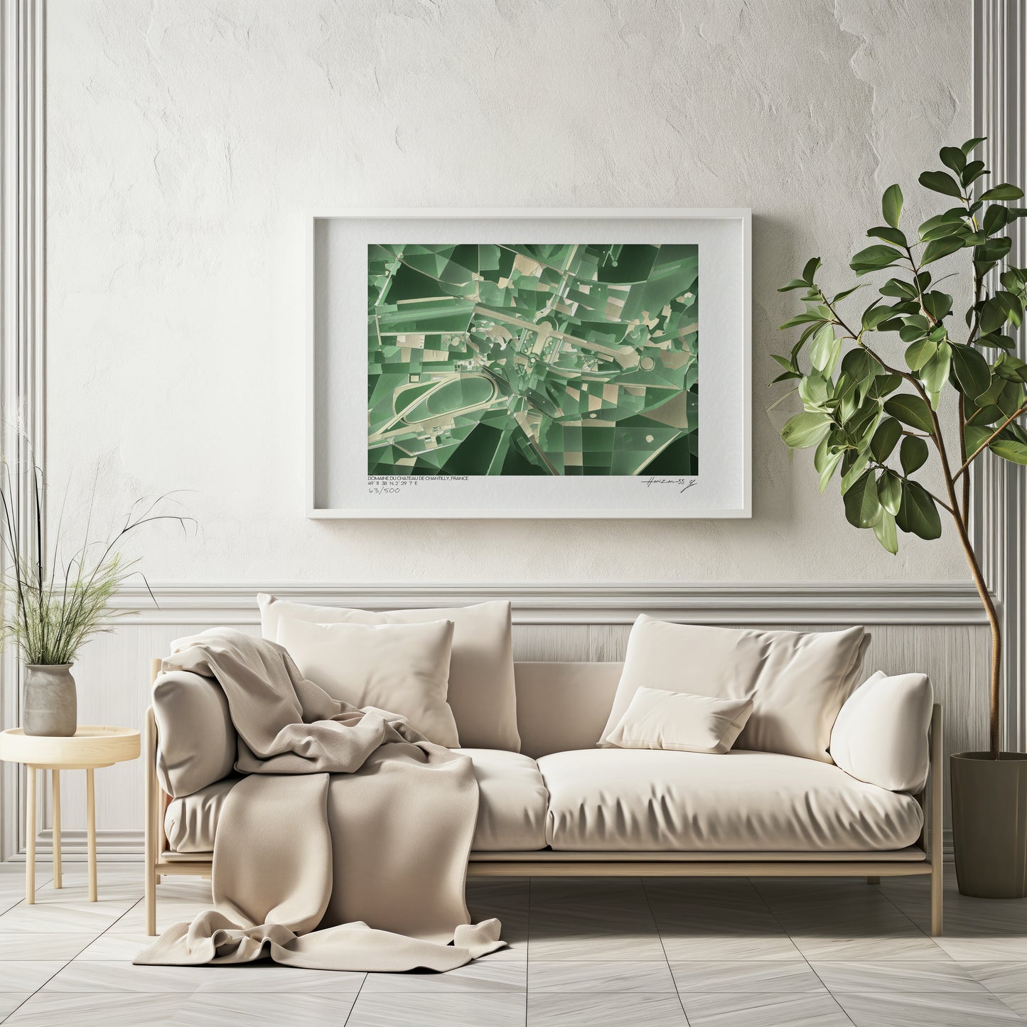 Affiche cartographique abstraite du Domaine du Château de Chantilly, France, imprimée sur papier d’art, encadrée et exposée au-dessus d’un canapé dans un intérieur élégant.