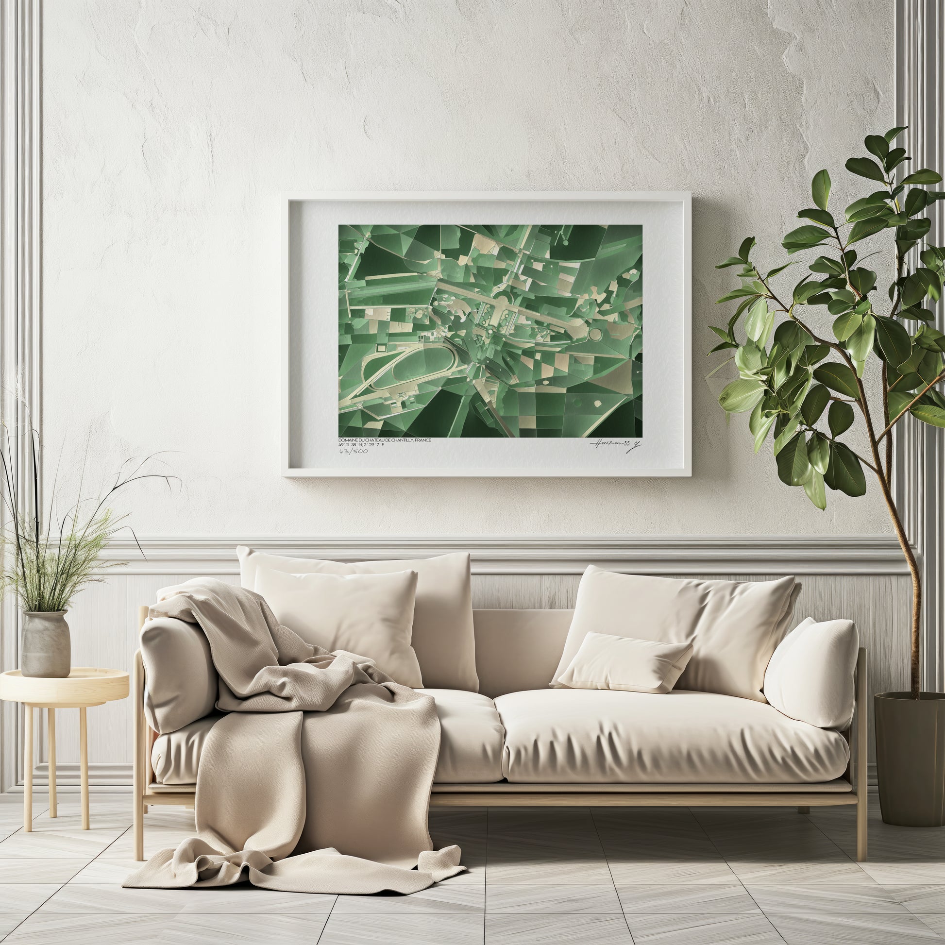 Affiche cartographique abstraite du Domaine du Château de Chantilly, France, imprimée sur papier d’art, encadrée et exposée au-dessus d’un canapé dans un intérieur élégant.