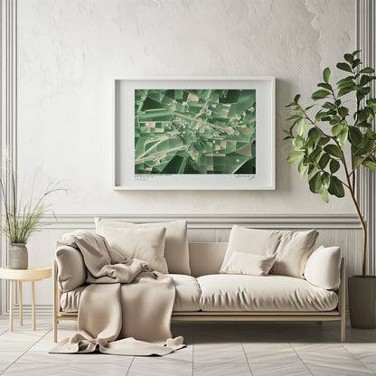 Affiche cartographique abstraite du Domaine du Château de Chantilly, France, imprimée sur papier d’art, encadrée et exposée au-dessus d’un canapé dans un intérieur élégant.