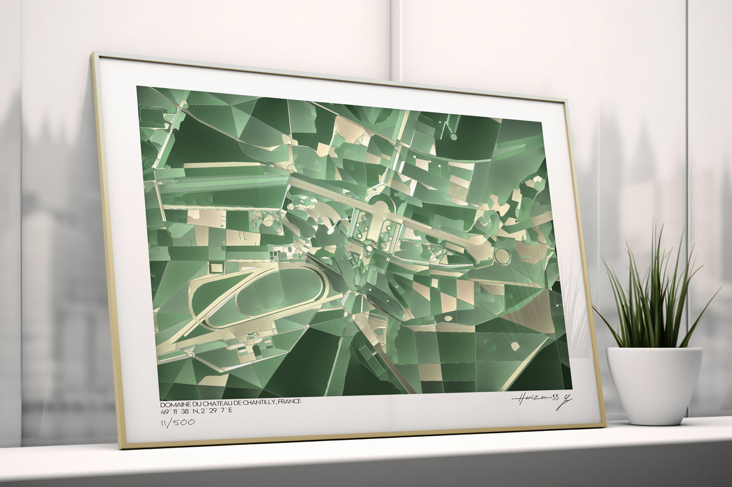 Tirage d’art de la carte abstraite du Domaine du Château de Chantilly, France, encadré et posé sur un rebord de fenêtre, avec une plante décorative.