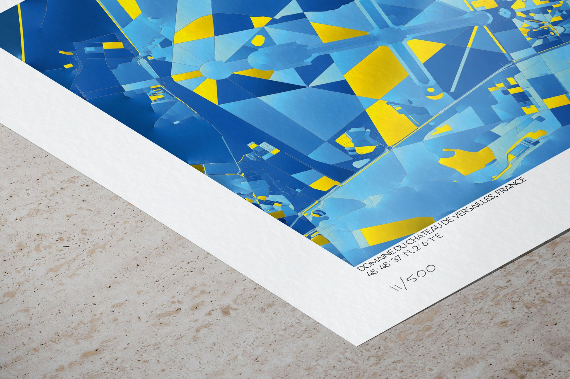 Détail du tirage d’art du Domaine du Château de Versailles montrant les coordonnées géographiques et la numérotation limitée 1/500 en bas du papier d’art.