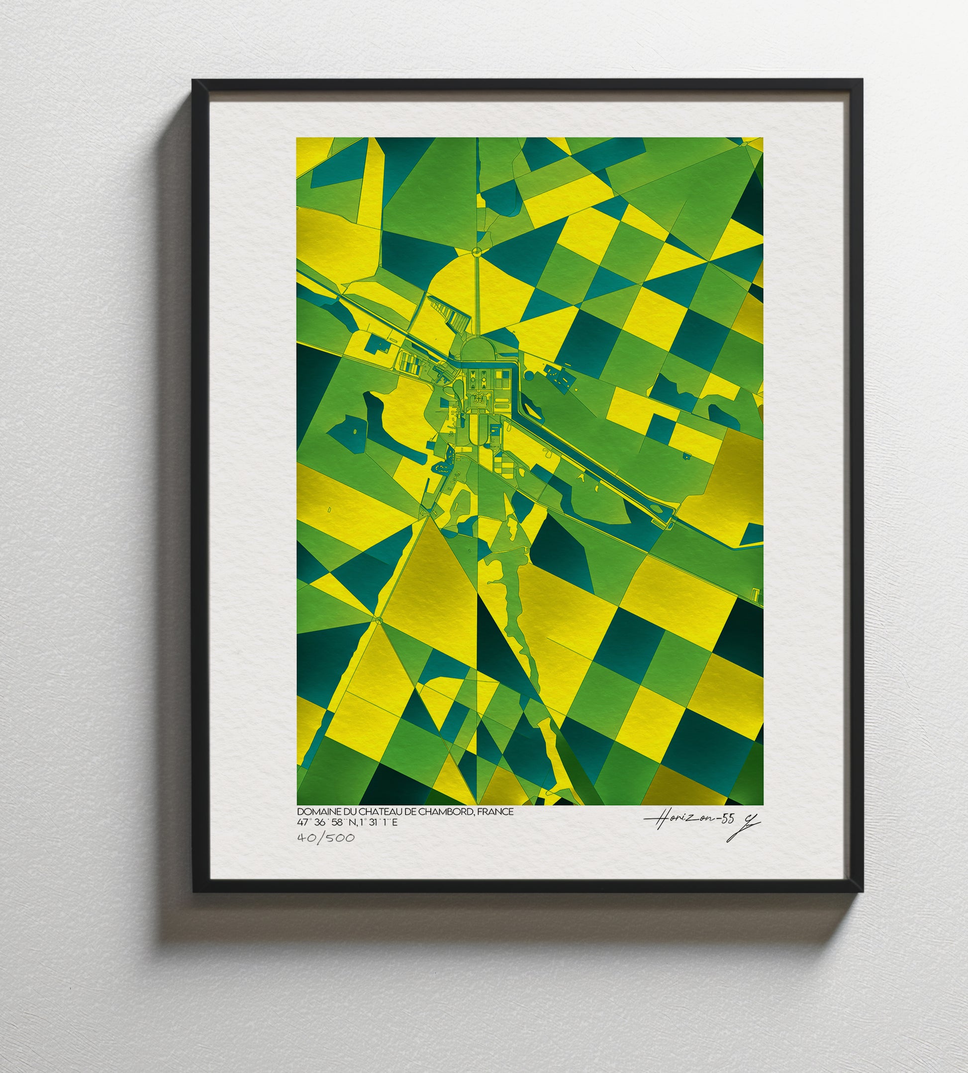 Carte abstraite du Domaine du Château de Chambord, France, affichée dans un cadre noir sur mur clair, édition fine art aux tons verts et jaunes.