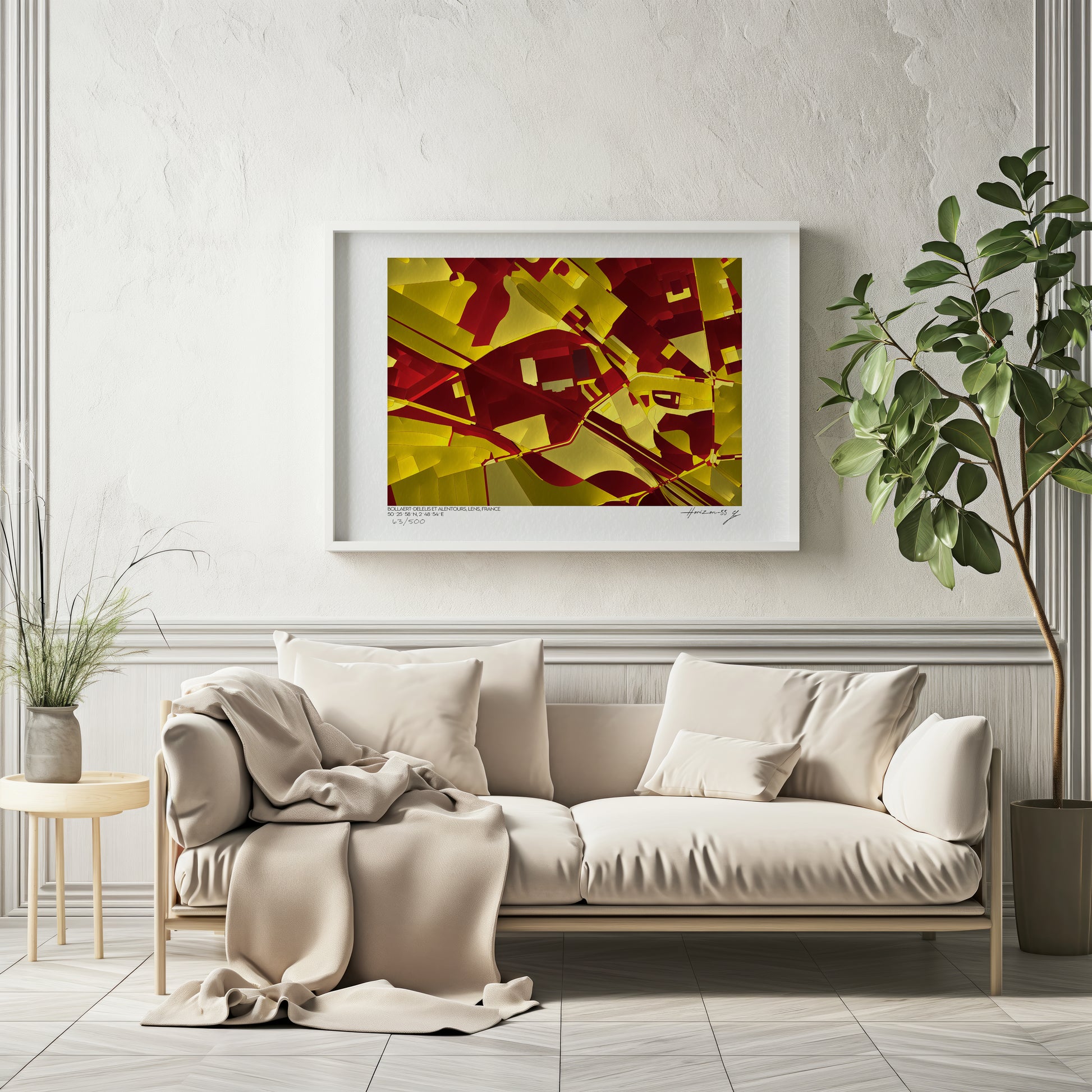 Affiche fine art représentant une carte géographique abstraite du stade Bollaert-Delelis et ses alentours, à Lens, France, dans des tons rouges et jaunes, présentée encadrée au-dessus d’un canapé beige dans un intérieur lumineux et minimaliste.