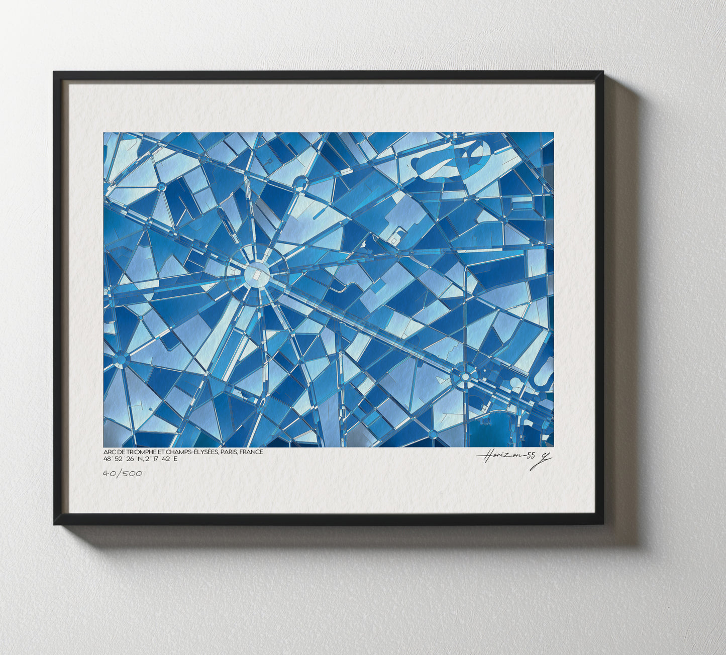 Affiche abstraite bleue inspirée de l’Arc de Triomphe et des Champs-Élysées, formes géométriques rayonnantes en édition limitée.