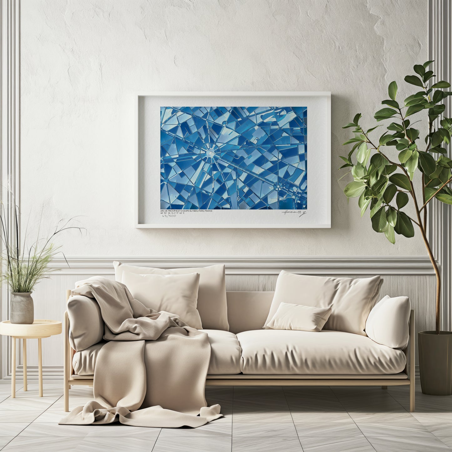 Affiche cartographique abstraite de l’Arc de Triomphe et des Champs-Élysées, tons bleus, encadrée dans un salon minimaliste aux matières naturelles.