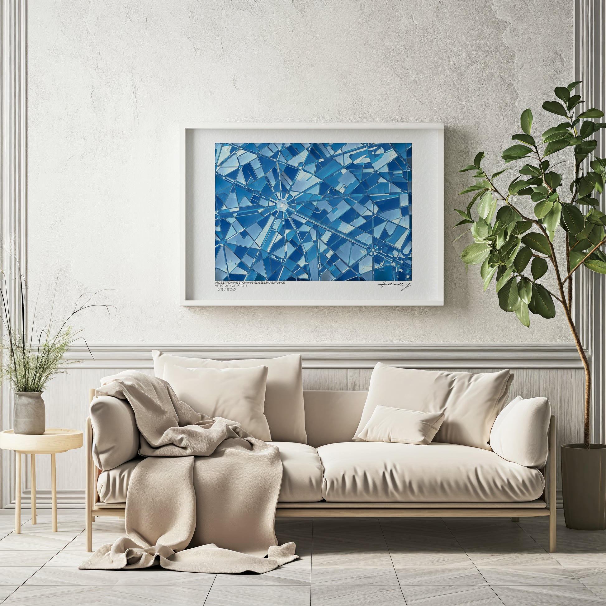 Affiche cartographique abstraite de l’Arc de Triomphe et des Champs-Élysées, tons bleus, encadrée dans un salon minimaliste aux matières naturelles.