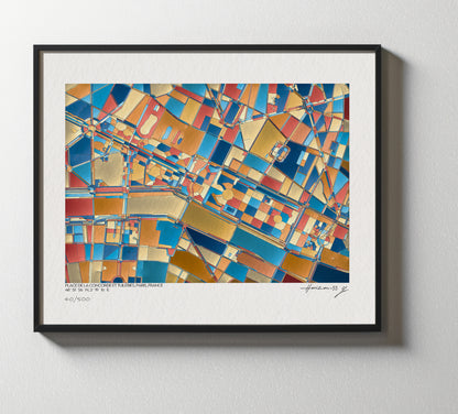 Zoom sur l’œuvre cartographique abstraite représentant la Place de la Concorde et le Jardin des Tuileries à Paris, imprimée sur papier d’art texturé et encadrée en noir, mettant en valeur des motifs géométriques bleu, or et rouge.