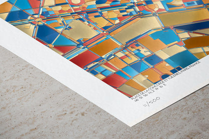 Détail du tirage numéroté de l’œuvre abstraite représentant la Place de la Concorde et le Jardin des Tuileries. On distingue la texture du papier, les motifs géométriques colorés et les coordonnées GPS imprimées en bas de l’affiche.