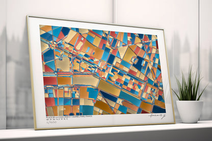 Affiche cartographique abstraite de la Place de la Concorde et des Tuileries, posée contre une fenêtre. Les couleurs bleu profond, or métallisé, rouge et ocre se mêlent en formes géométriques rappelant les jardins, les axes haussmanniens et les parterres du paysage parisien.