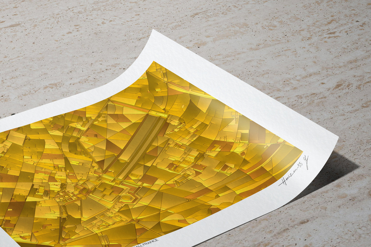 Tirage d’art Horizon-55 inspiré de Fontainebleau, tons dorés géométriques, papier d’art légèrement courbé sur une surface minérale.
