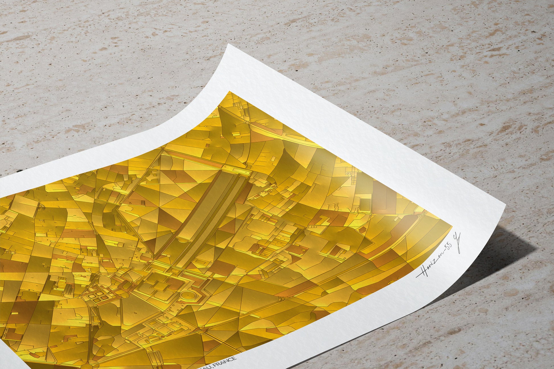Tirage d’art Horizon-55 inspiré de Fontainebleau, tons dorés géométriques, papier d’art légèrement courbé sur une surface minérale.
