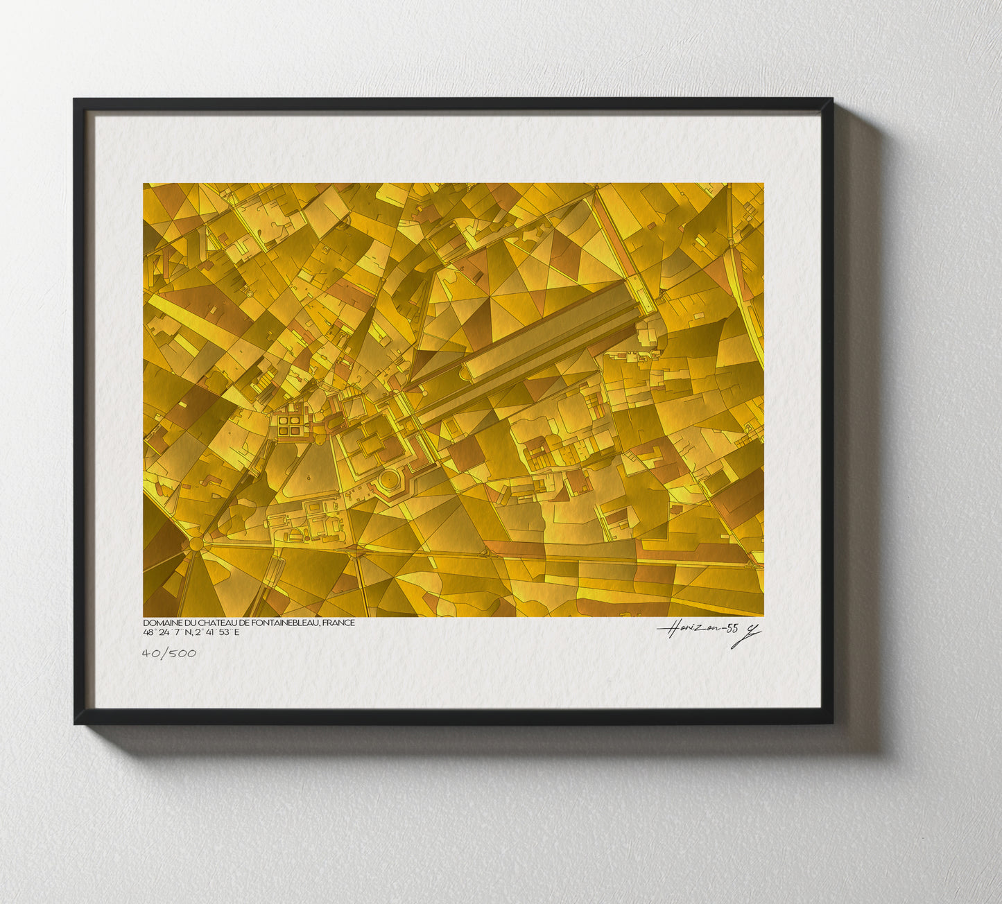 Carte abstraite de Fontainebleau aux teintes dorées, formes géométriques et détails inspirés du domaine royal.