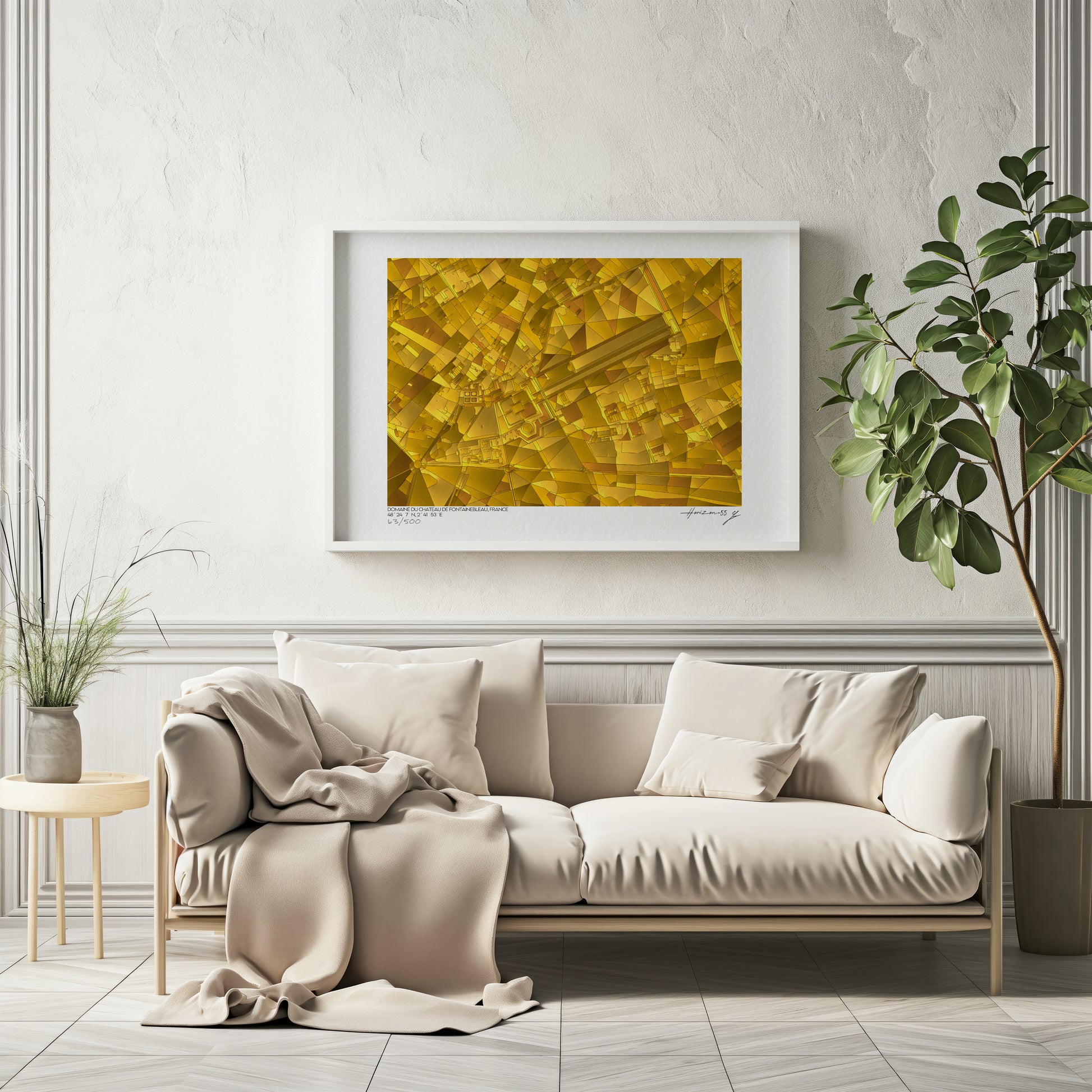 Affiche cartographique abstraite de Fontainebleau aux tons dorés, encadrée dans un salon minimaliste aux matières naturelles et lumière douce.