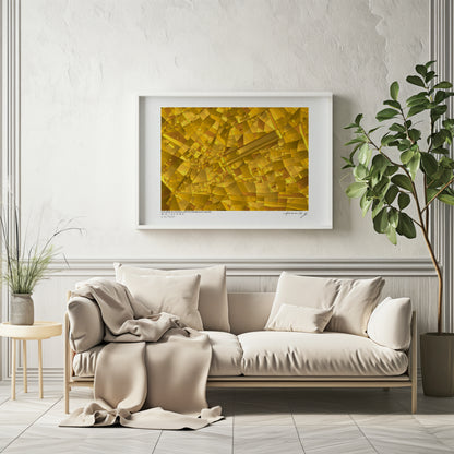 Affiche cartographique abstraite de Fontainebleau aux tons dorés, encadrée dans un salon minimaliste aux matières naturelles et lumière douce.