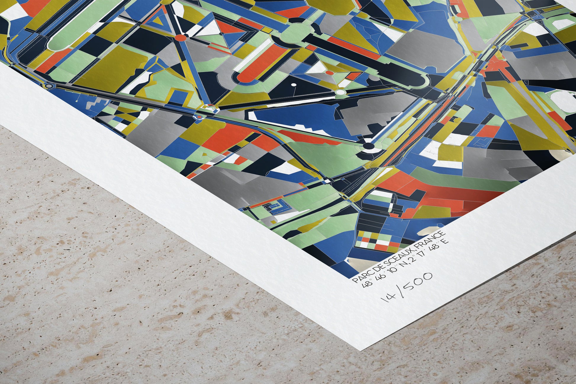 Gros plan sur une affiche cartographique abstraite du Parc de Sceaux, France, aux formes géométriques et couleurs bleu, jaune, vert et rouge, tirage d’art numéroté sur papier texturé.