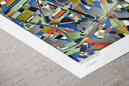 Gros plan sur une affiche cartographique abstraite du Parc de Sceaux, France, aux formes géométriques et couleurs bleu, jaune, vert et rouge, tirage d’art numéroté sur papier texturé.