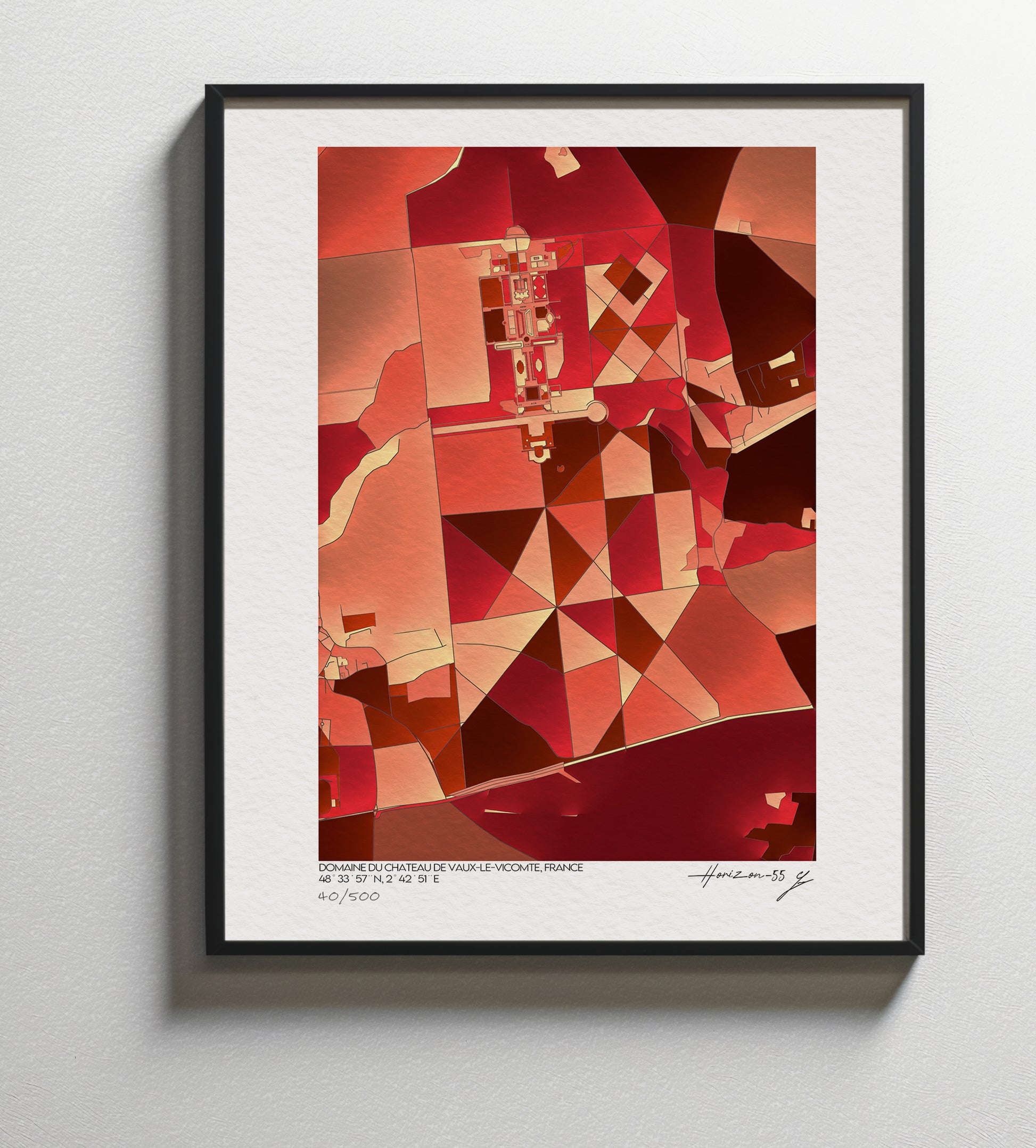 Plan rapproché d’une affiche fine art de Vaux-le-Vicomte aux couleurs rouges et cuivrées, encadrée de noir, révélant des motifs géométriques inspirés des jardins du château.
