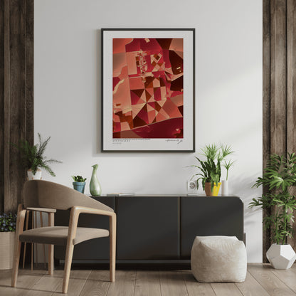 Affiche fine art représentant une carte géographique abstraite du domaine de Vaux-le-Vicomte, dominée par des nuances rouges et ocres, encadrée et exposée dans un intérieur élégant avec plantes vertes et mobilier contemporain.