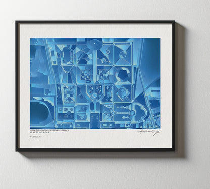 Affiche encadrée illustrant une interprétation géographique abstraite des Jardins du Château de Versailles, France, vue de face sur un mur clair, mettant en valeur les détails bleutés de la composition.