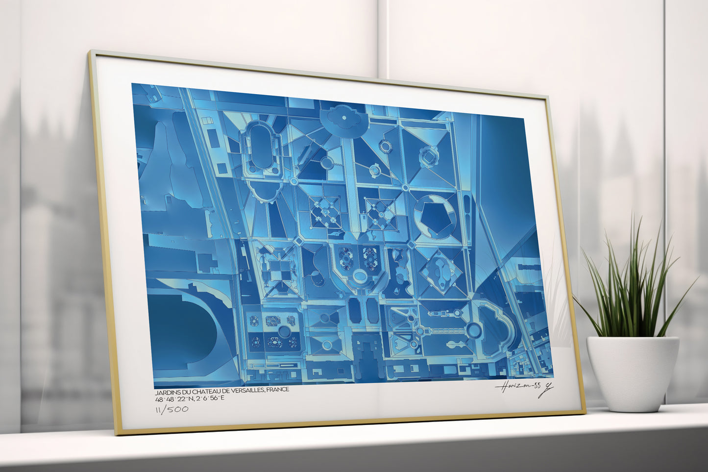 Tirage d’art de la carte abstraite des Jardins du Château de Versailles, France, posé contre une fenêtre, baigné d’une lumière naturelle, révélant des formes géométriques bleues inspirées des jardins royaux.