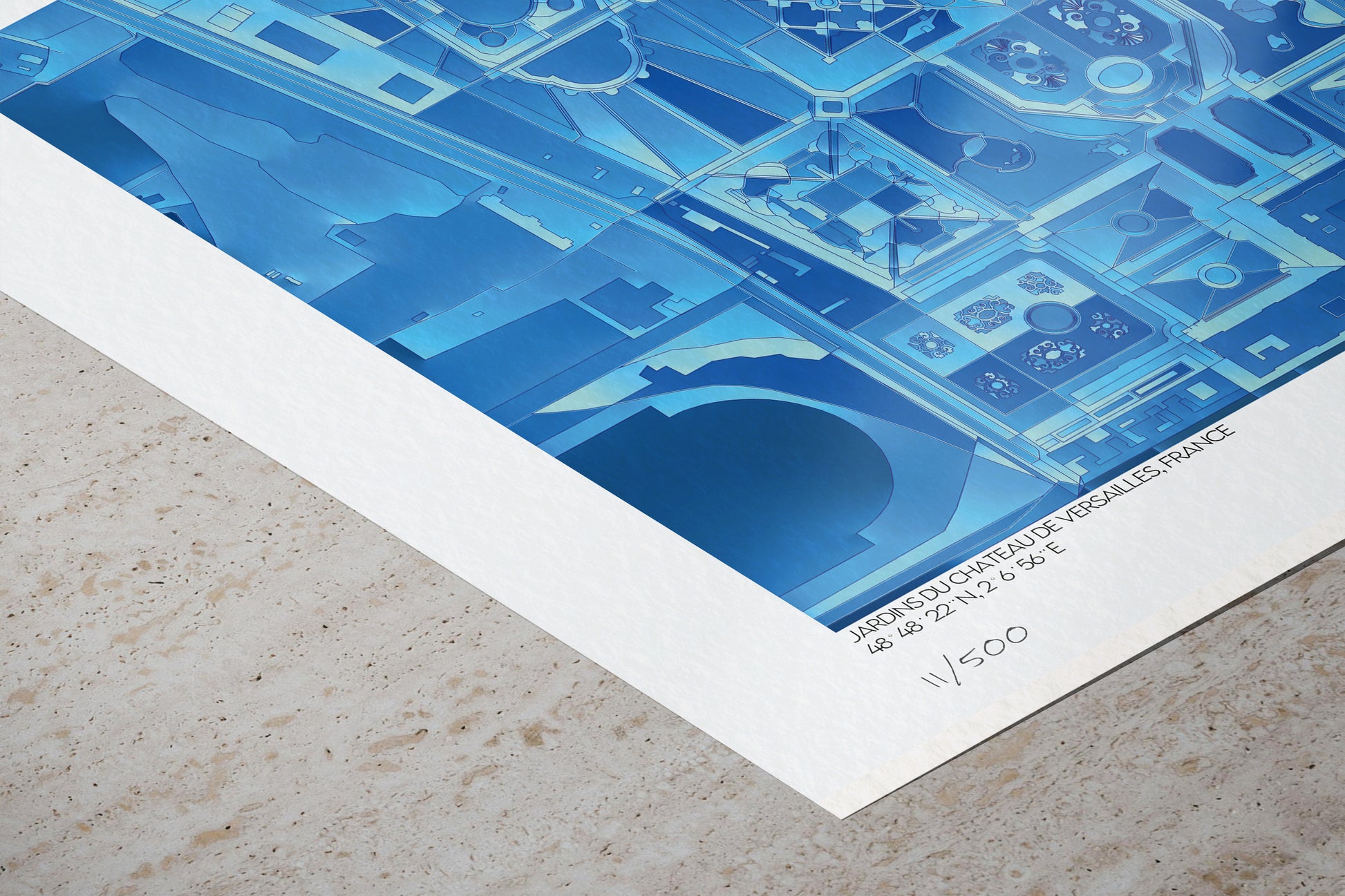 Détail rapproché d’un tirage d’art des Jardins du Château de Versailles, France, montrant la richesse des formes géométriques bleues et la mention d’édition limitée numérotée au bas du papier.