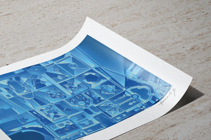 Gros plan sur un tirage d’art des Jardins du Château de Versailles, France, coin du papier légèrement relevé, dévoilant la texture du papier d’art et les nuances bleues de la carte abstraite.