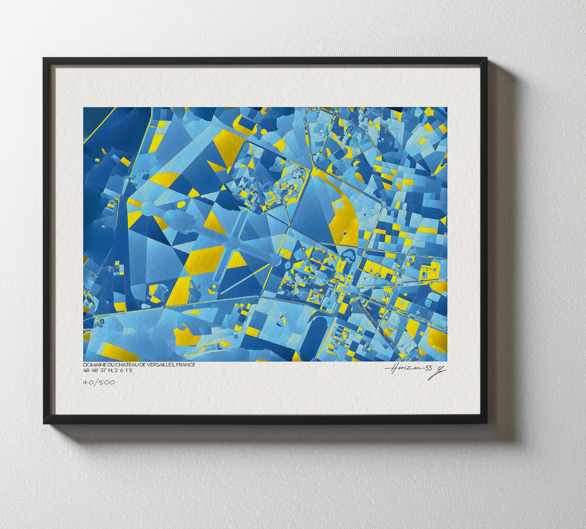 Affiche encadrée représentant une carte abstraite bleue et jaune du Domaine du Château de Versailles, suspendue sur un mur clair, tirage signé Horizon-55.